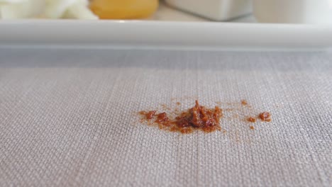 cuchara con salsa marrón en una mesa