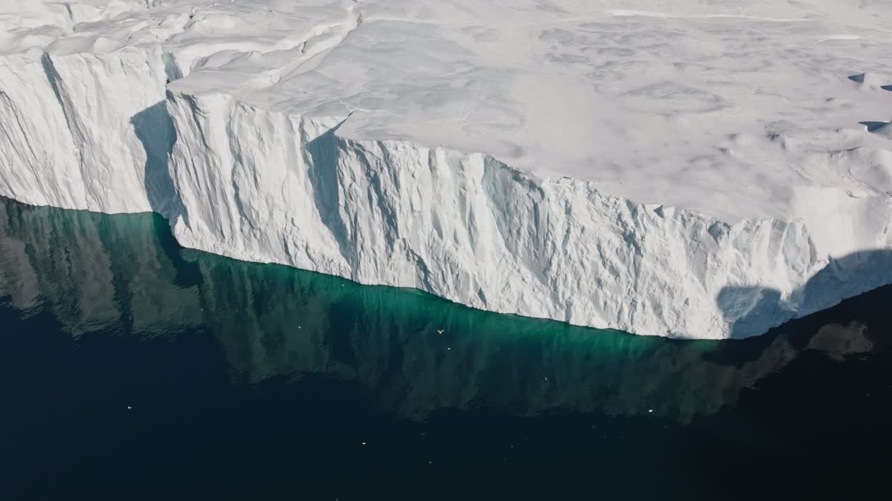 ilulissat icefjord의 바다와 얼음 위의 드론