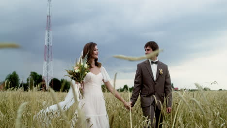 una pareja joven en un campo.