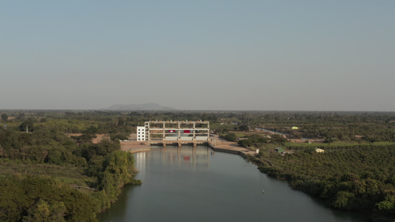 aerial de la construcción de la presa de agua con bandera de china y camboya provincia de battambang