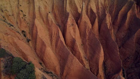 vista superior de drones de la rara formación montañosa de arenisca en españa, europa durante la puesta de sol - cárcavas, madrid