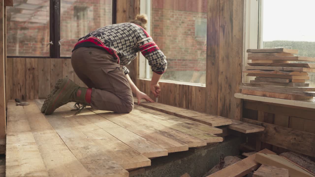 hombre montando tablas de madera, construyendo un invernadero - de cerca