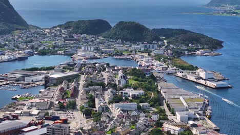 vista aérea de alesund, noruega, puerto y edificios del centro de la ciudad, disparo de dron 60 fps