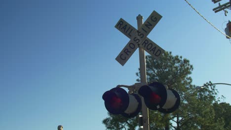 bahnübergang, signalleuchten, schild, blauer himmel