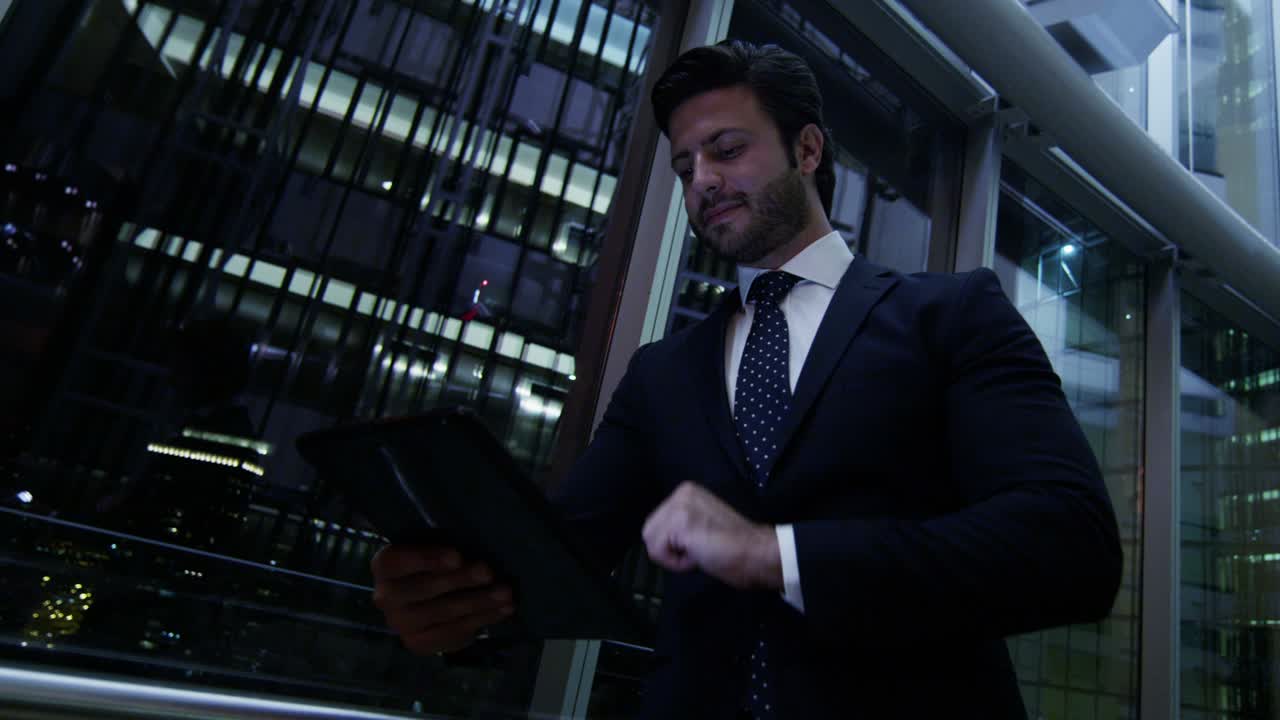 hombre de negocios árabe usando wifi tablet en el centro de la oficina de la noche