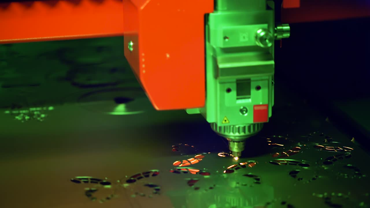 corte láser cnc de metal, tecnología industrial moderna.