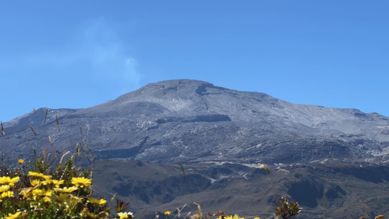 lapso de tiempo del volcán activo nevado del ruiz en el departamento de tolima en las montañas de los andes en colombia