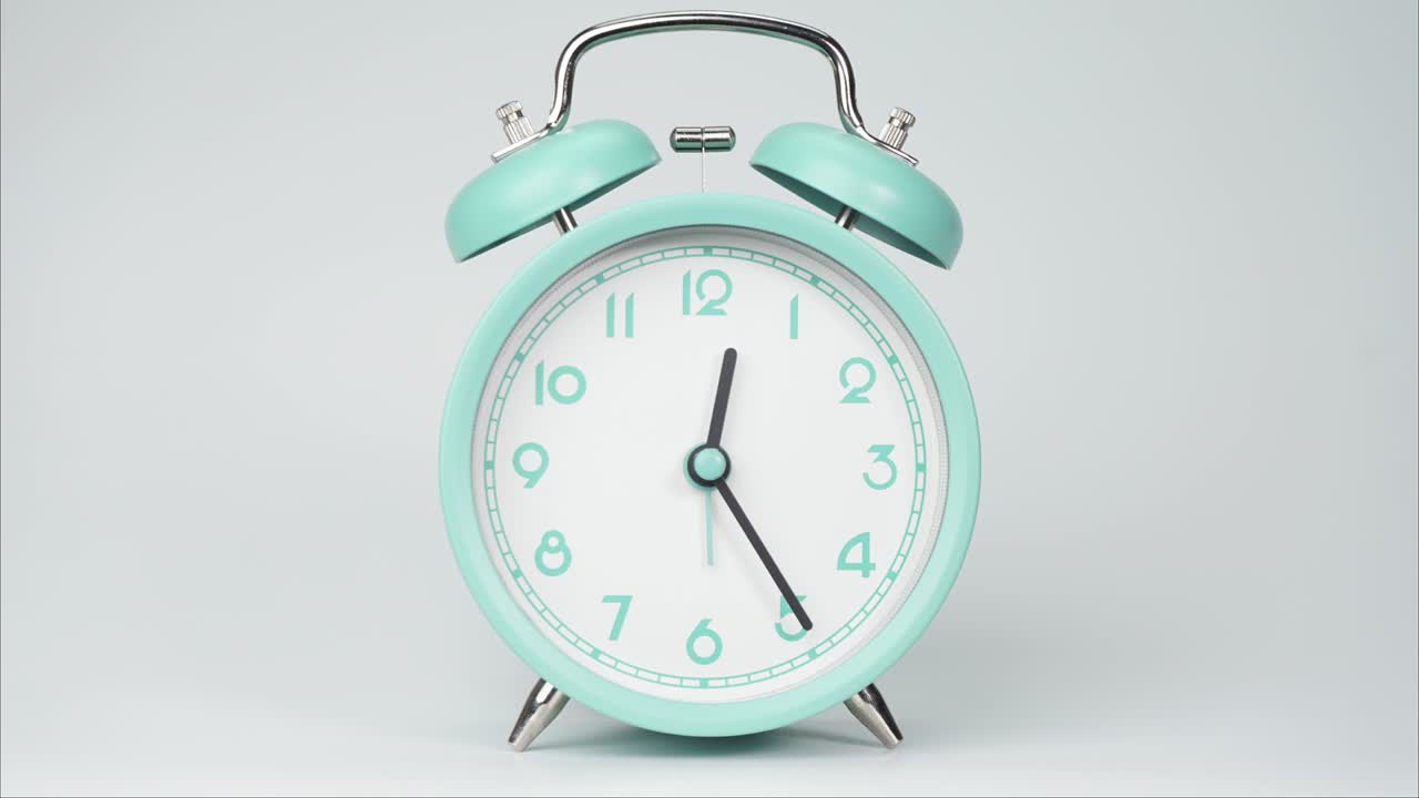 시간이 지났을 때, 파란 알람 시계는 시간을 12 시로 표시합니다.