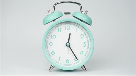el reloj de alarma azul indica la hora de las doce.