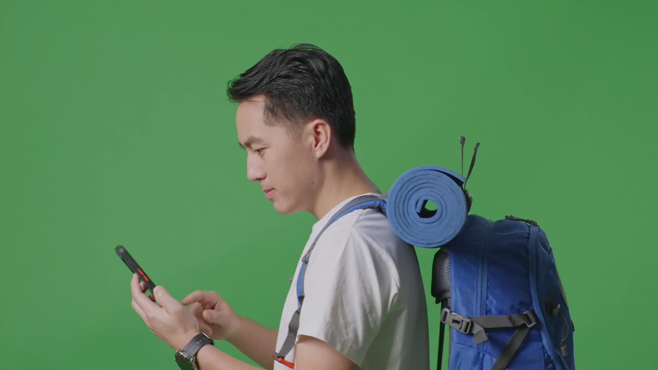 배 과 요가 매트 를 들고 전화 를 사용하는 남자