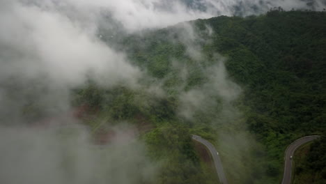 Vista-Aérea-Volando-Sobre-La-Exuberante-Montaña-Verde-De-La-Selva-Tropical-Con-Nubes-De-Lluvia-Durante-La-Temporada-De-Lluvias-En-El-Parque-Nacional-Reservado-De-La-Montaña-Doi-Phuka-En-El-Norte-De-Tailandia