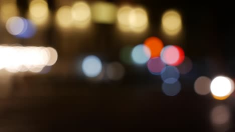 hermoso bokeh brillante en el fondo oscuro borroso por la noche. el redondo bokeh colorido brilla de las luces de los coches en la calle de la ciudad. fuera de foco con borroso. luces de la ciudad sin enfoque. bokeh de tráfico. concepto abstracto