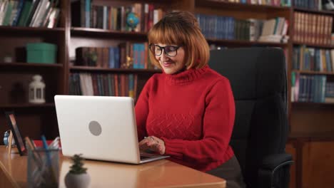 the woman is sitting at a table in a comfortable chair