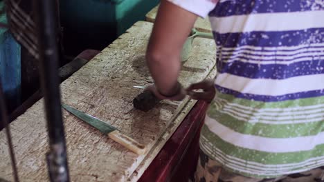 Fisherman-cut-fish-in-Bali-market