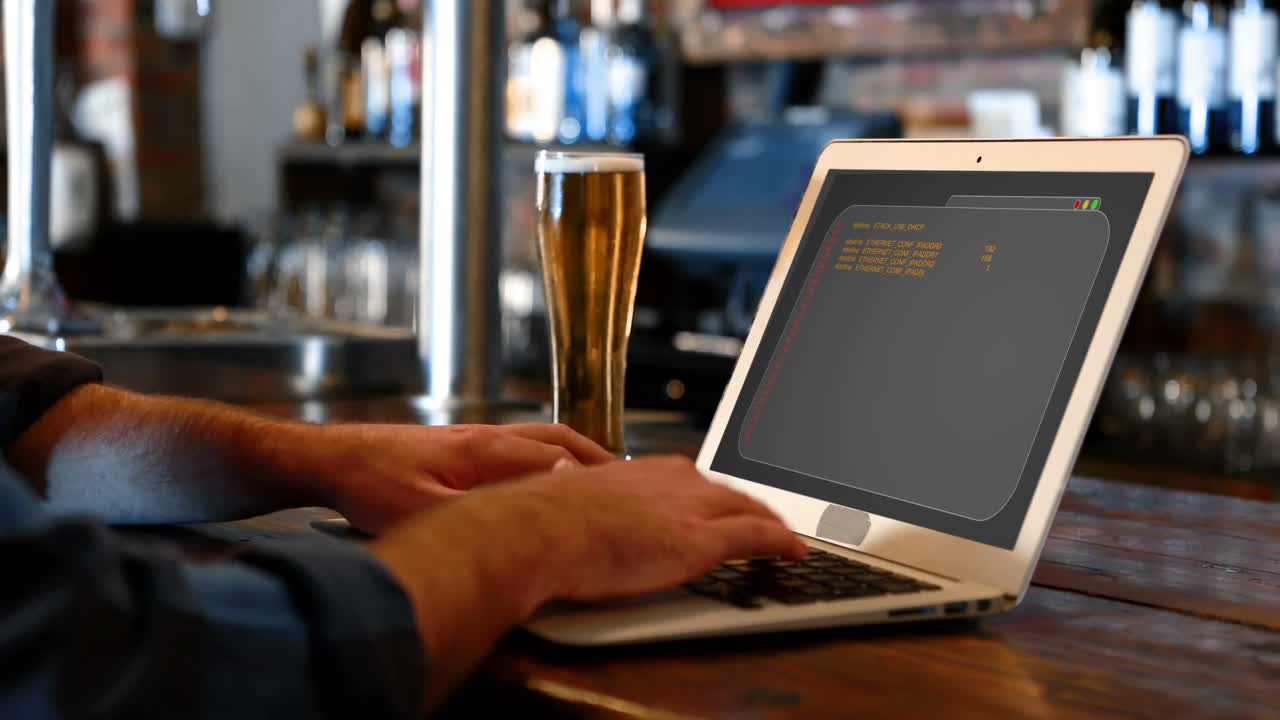 Kvindelig leder, der bruger en digital tablet ved skrivebordet