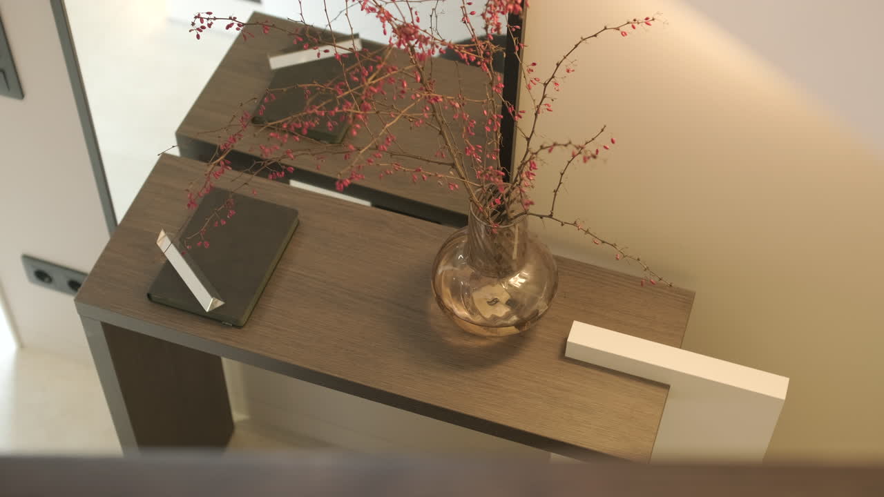 Consolle moderna con vaso e specchio nell'arredamento di interni