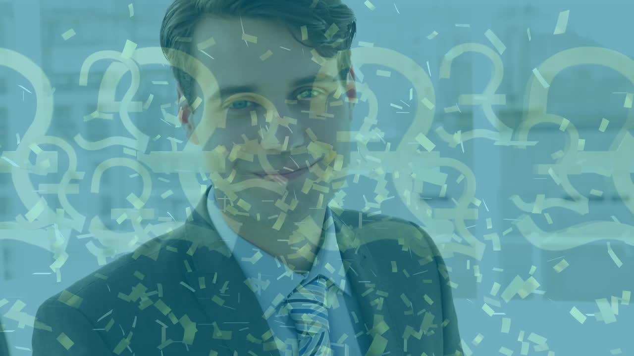 animación de símbolos de libras sobre el empresario caucásico sonriendo