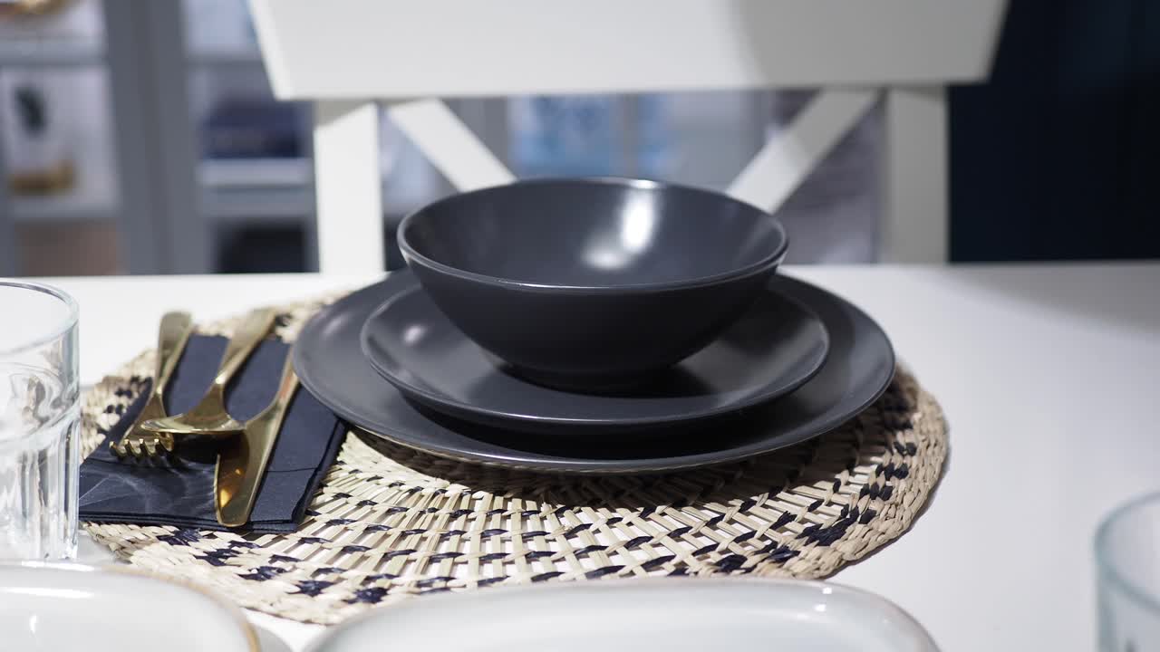 elegante decoración de mesa negra y dorada