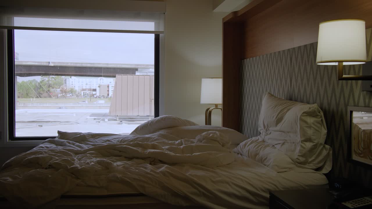 ⁇ 망진창한 빈 호텔 침대, 트럭이 창문 밖으로 지나갑니다.