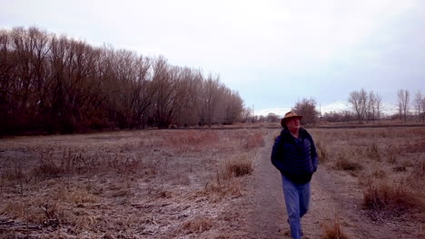 El-Hombre-Camina-Hacia-La-Cámara-A-Lo-Largo-De-Un-Sendero-Rural-En-Un-Día-Frío