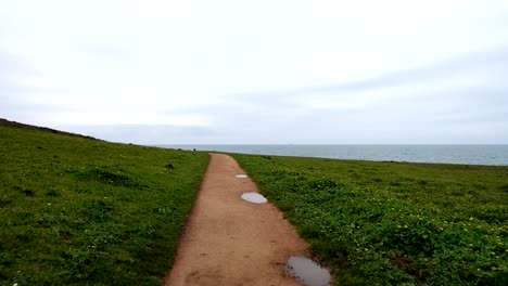 el camino a pie en la montaña sobre el océano atlántico. la coruña, españa.