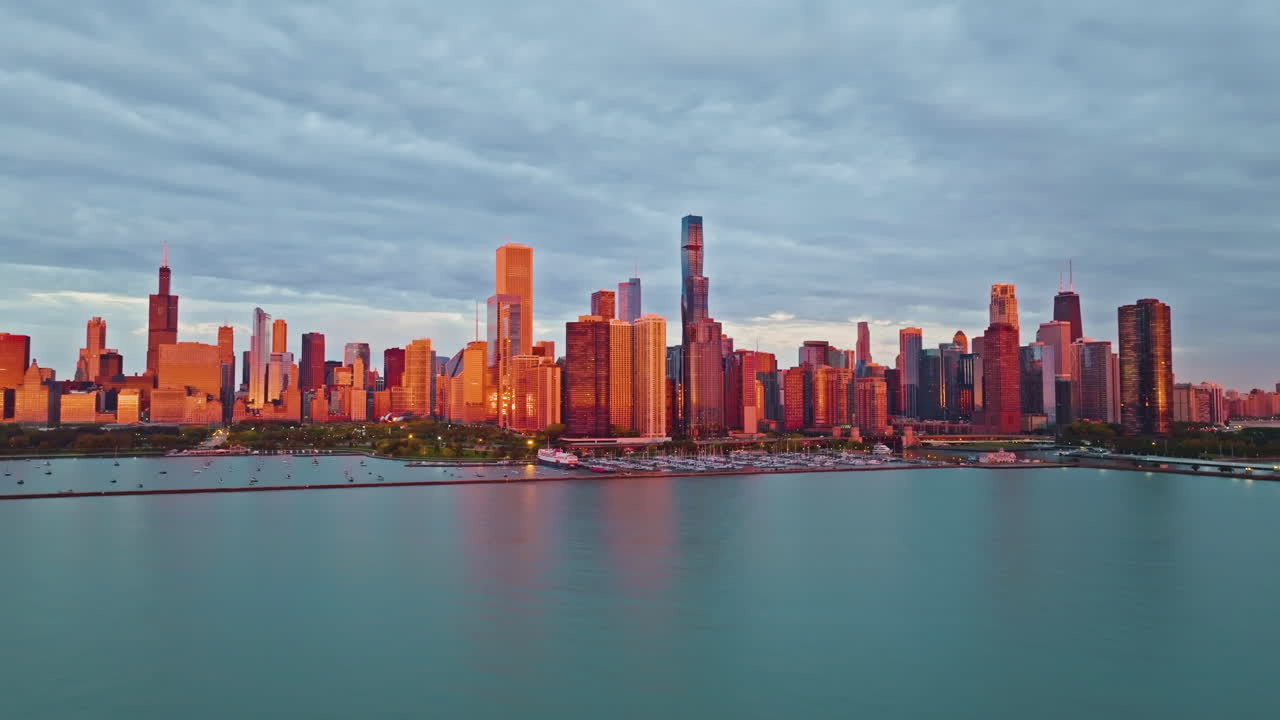 un avión no tripulado se acerca al puerto dusable y a la orilla del lago iluminada por el sol de chicago.