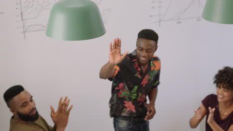 hombres de negocios afroamericanos celebrando el éxito disfrutando de la victoria corporativa líder del equipo hombre de negocios emocionado alto cinco colegas en la sala de juntas reunión presentación sobrecarga