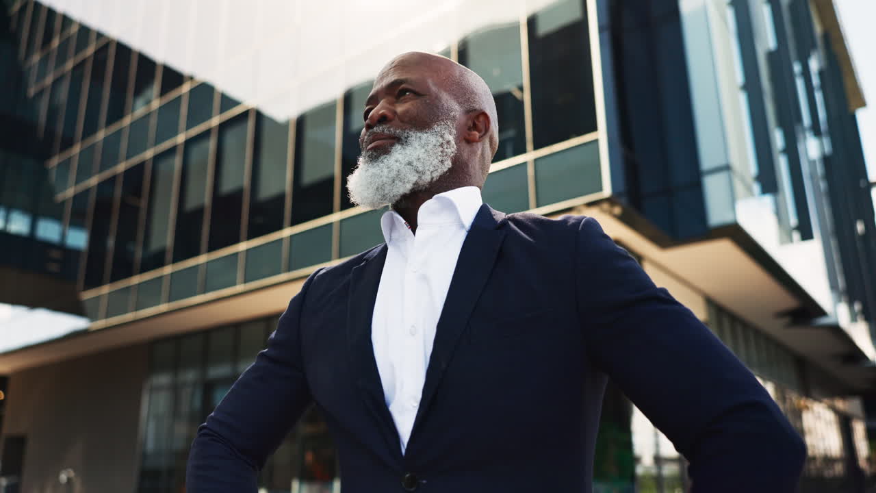 al aire libre, de negocios y hombre mayor con una sonrisa