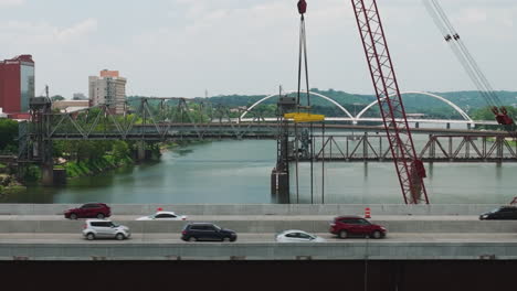 Tráfico-En-El-Puente-Del-Río-Arkansas-En-North-Little-Rock,-Arkansas