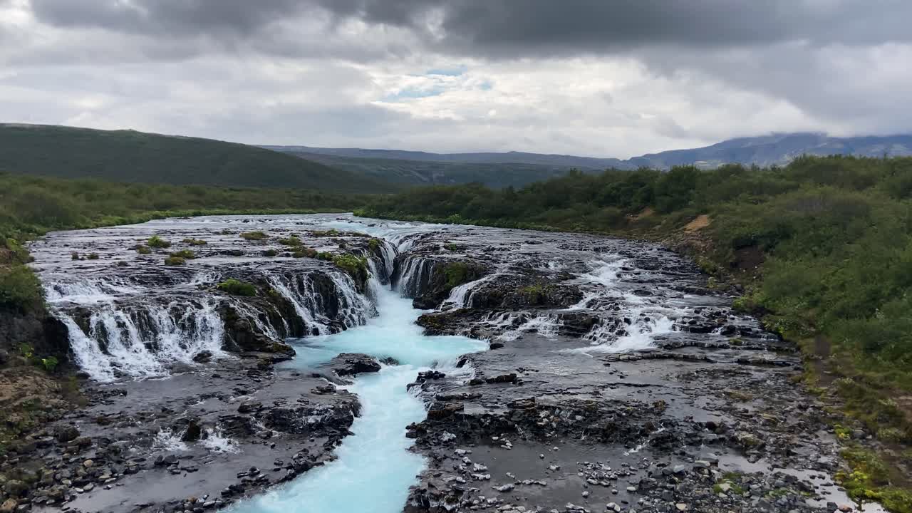la cascada de bruarfoss en una amplia toma panorámica, islandia