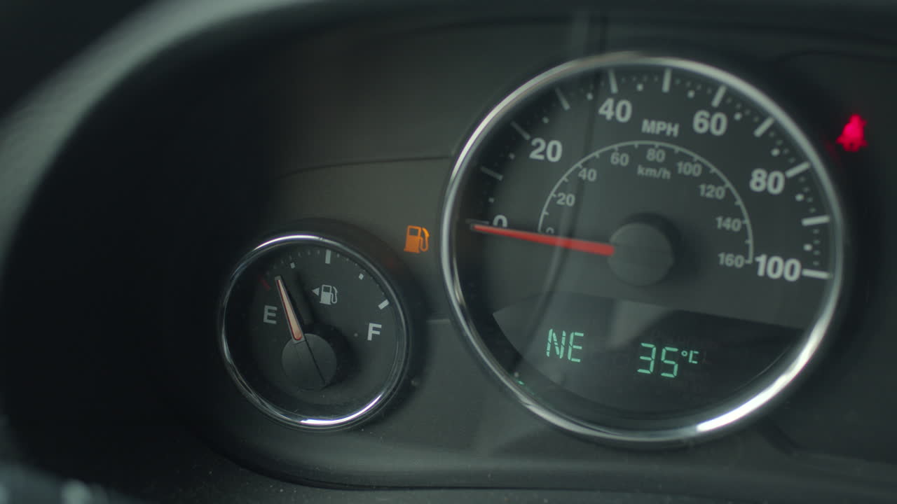 자동차 대시보드의 연료 게이지가 비어 있는 것으로 표시됨