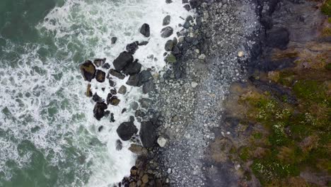 4.000 imágenes aéreas de 30 fps en la costa de oregon - olas rompiendo contra la costa de musgo rocoso, agua azul turquesa, agua espumosa, toma de arriba hacia abajo en contraste de la costa del océano pacífico en el sur de oregon - video de dji drone