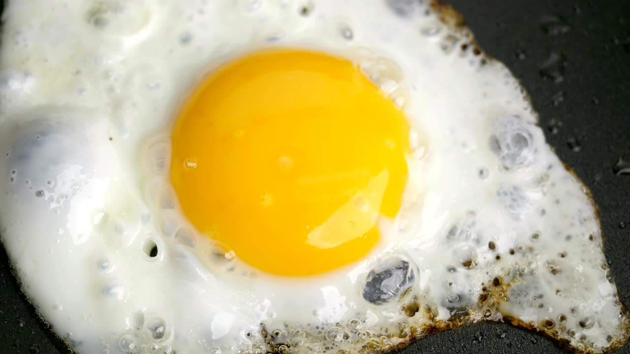 Egg in frying pan – timelapse.