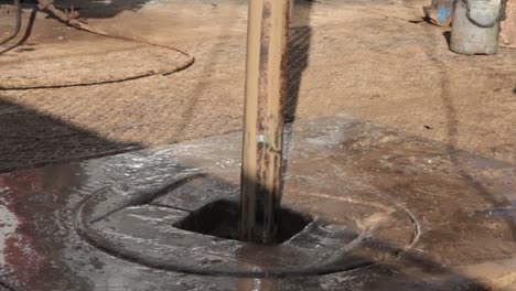 Man-working-in-the-gas-and-oil-rig-well