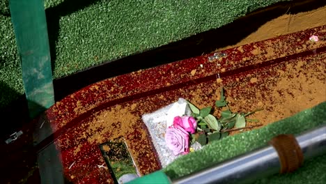 captura de pantalla de un ataúd funerario en un coche fúnebre o capilla o entierro en el cementerio