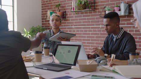 Joven-Mujer-De-Negocios-Afroamericana-Usando-Una-Tableta-Compartiendo-Ideas-Creativas-Presentando-Un-Proyecto-Mostrando-A-Colegas-En-La-Oficina-Reuniéndose-Con-Equipos-Diversos-Trabajando-Juntos-Intercambiando-Ideas-Sobre-Estrategias-De-Planificación