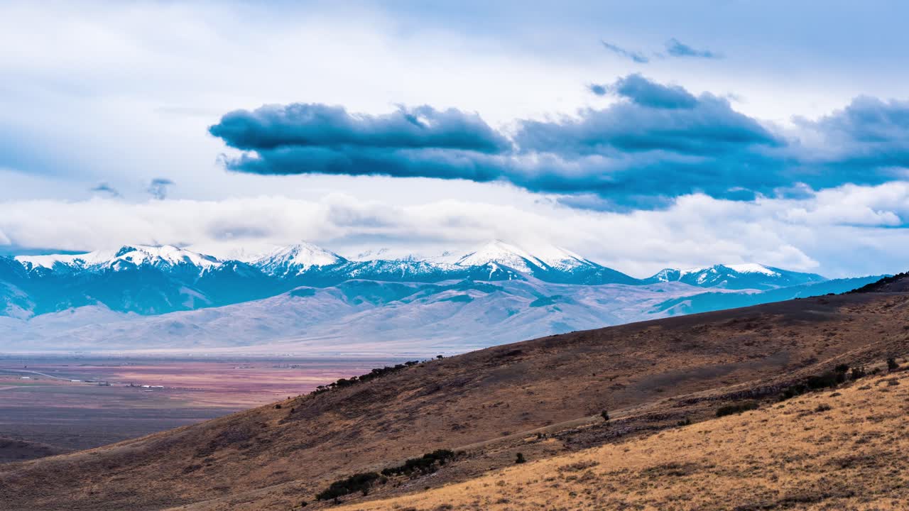 준비하고 거울 앞에서 포즈를 취하는 쇼걸들 1