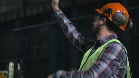 trabajador de la fábrica inspeccionando el equipo