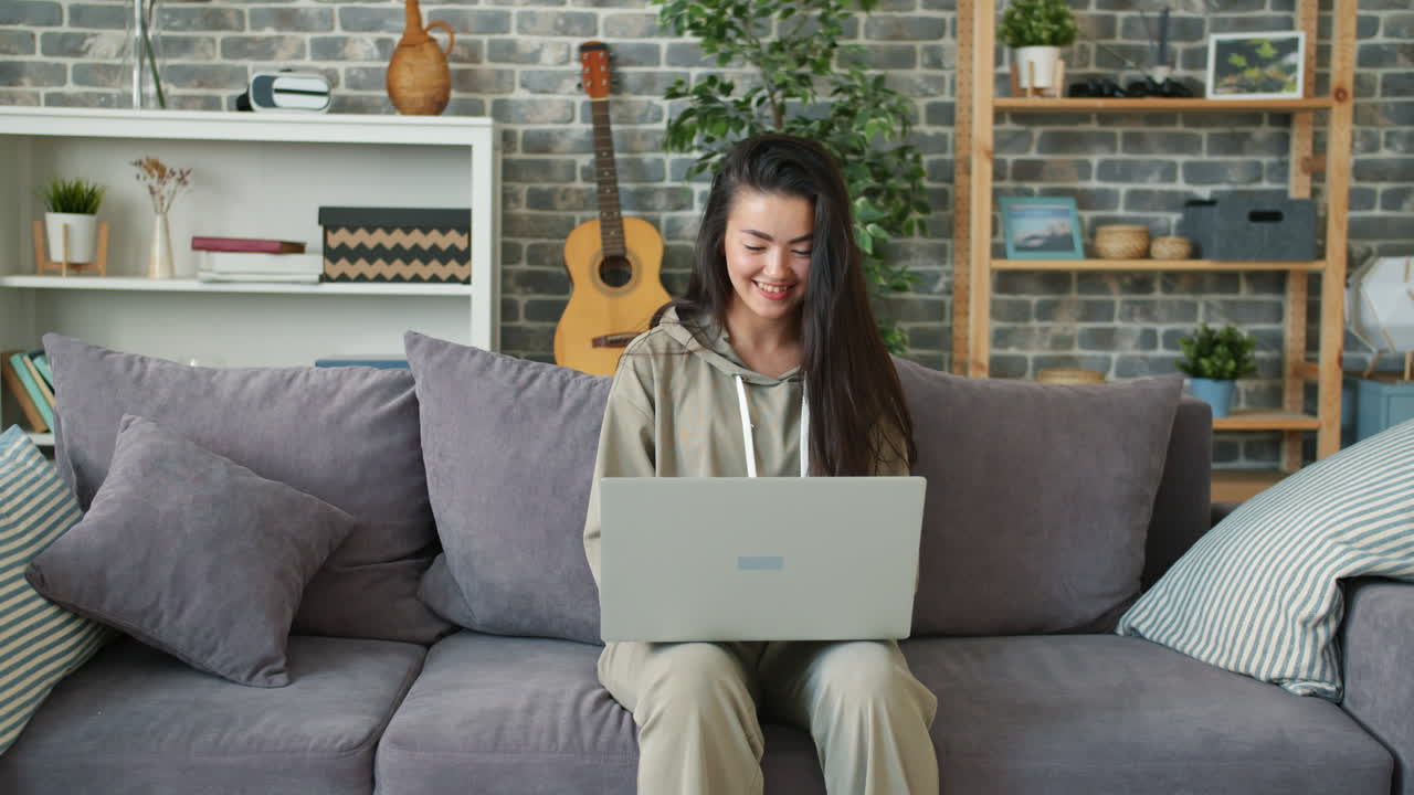 mujer trabajando en la computadora portátil en casa