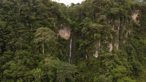 Cascada-En-Medio-De-La-Selva