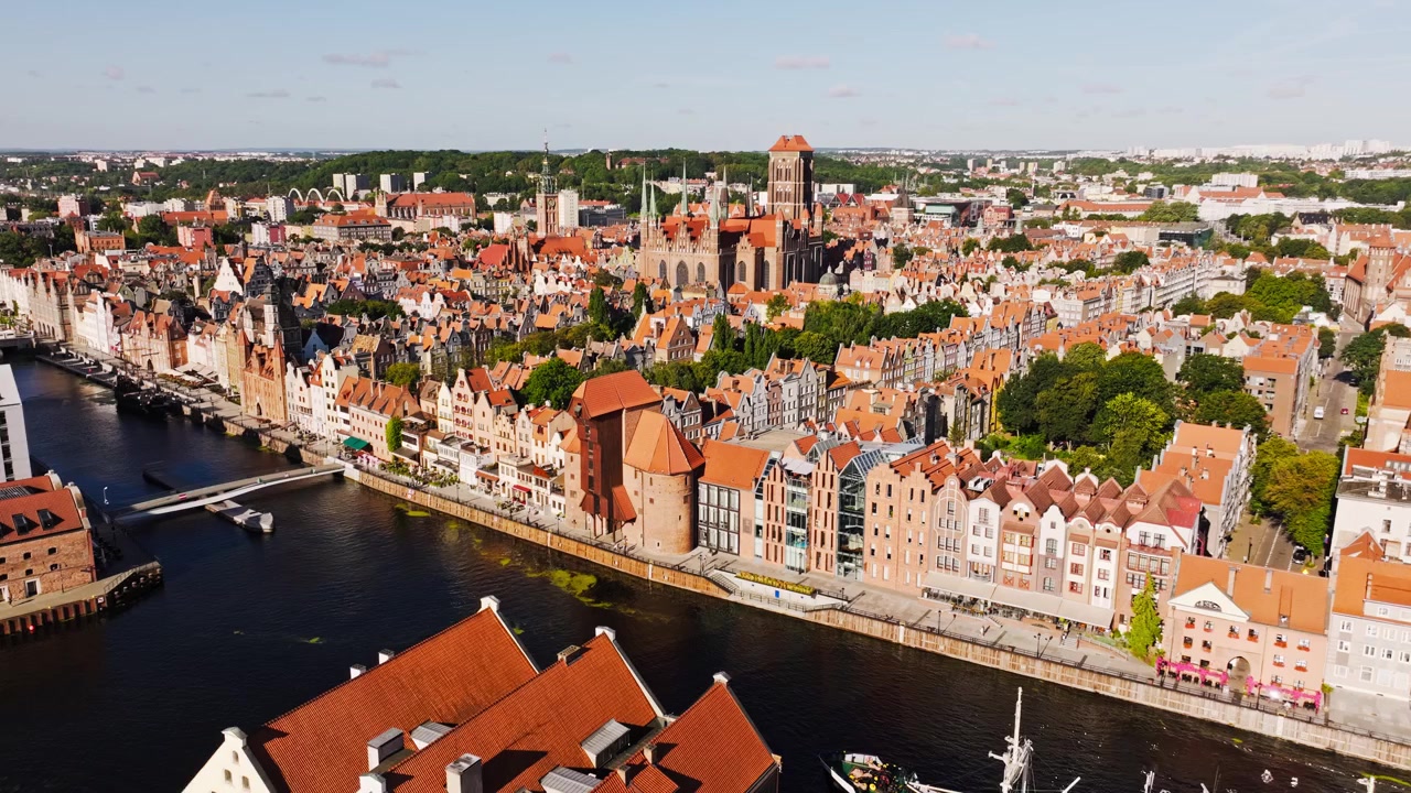 Movimento laterale del drone rivela il centro storico di Danzica lungo il fiume Motława