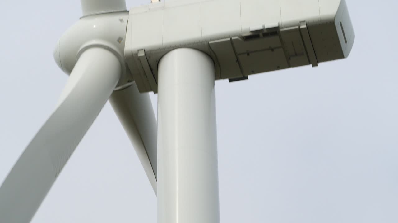 Kameraet tilter fra fundamentet til bladene på en vindturbin i Skottland.