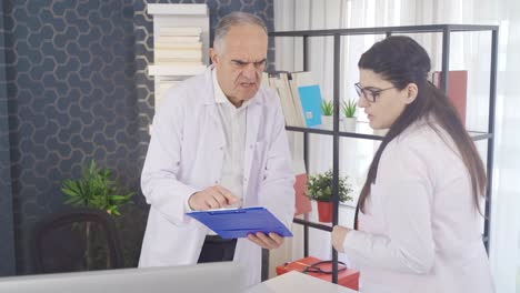 una mujer y un médico senior hablando de un paciente.