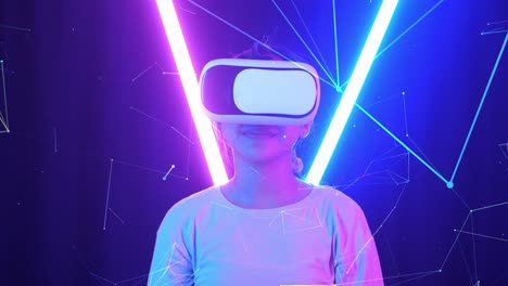 vr, futurista, concepto de entretenimiento. joven asiática emocionada usando auriculares de realidad virtual y tocando con luz de neón en el fondo