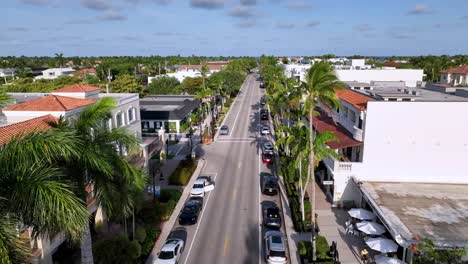 Antena-Baja-Sobre-El-Centro-De-Nápoles,-Florida