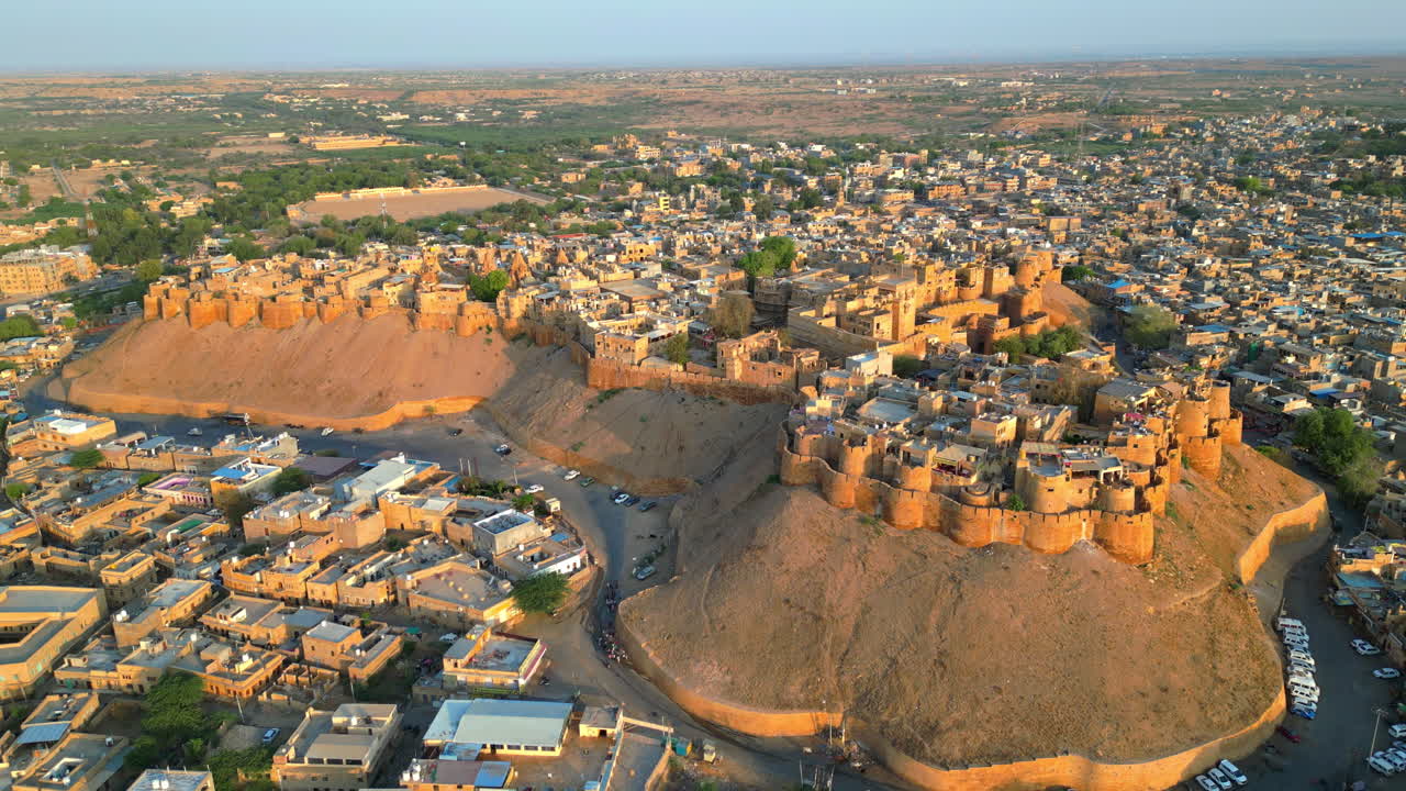 una toma directa de drone del fuerte de jaisalmer y el paisaje urbano circundante de rajasthan en un día soleado india 4k