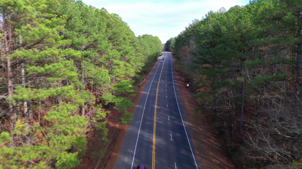 volar un dron sobre una carretera que conduce al aterrizaje de parís ubicado en tennessee