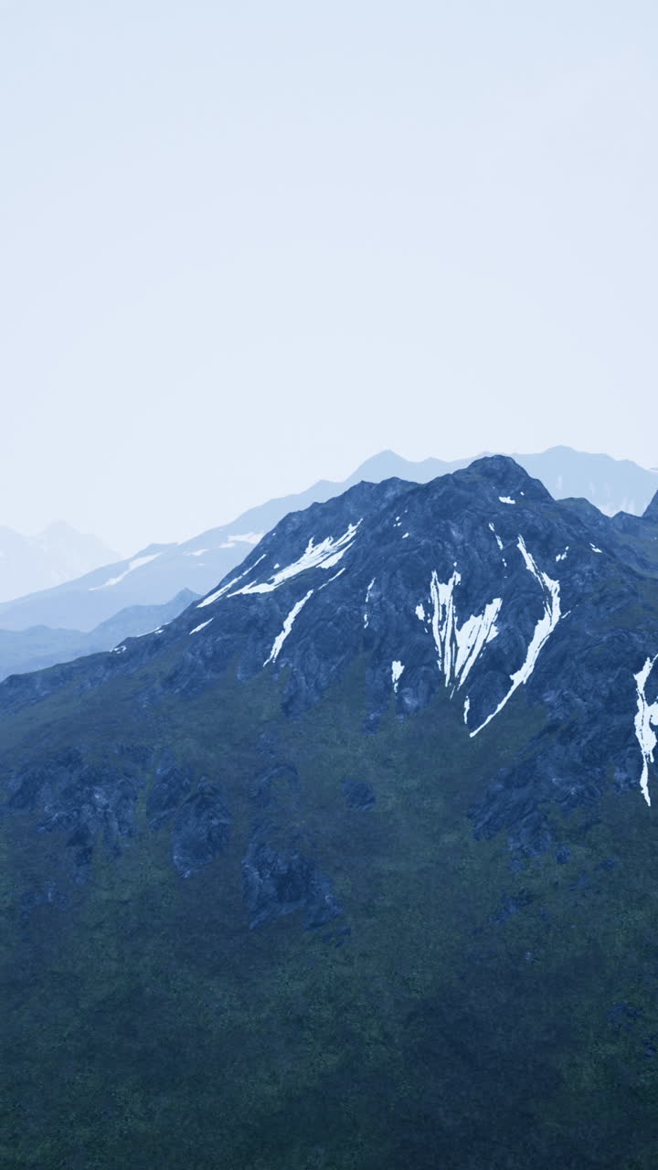 눈이 내린 산꼭대기