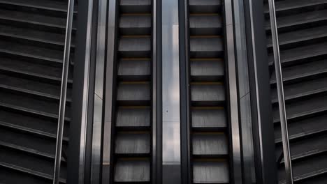 escena abstracta con escaleras y escaleras mecánicas moviéndose a cámara lenta