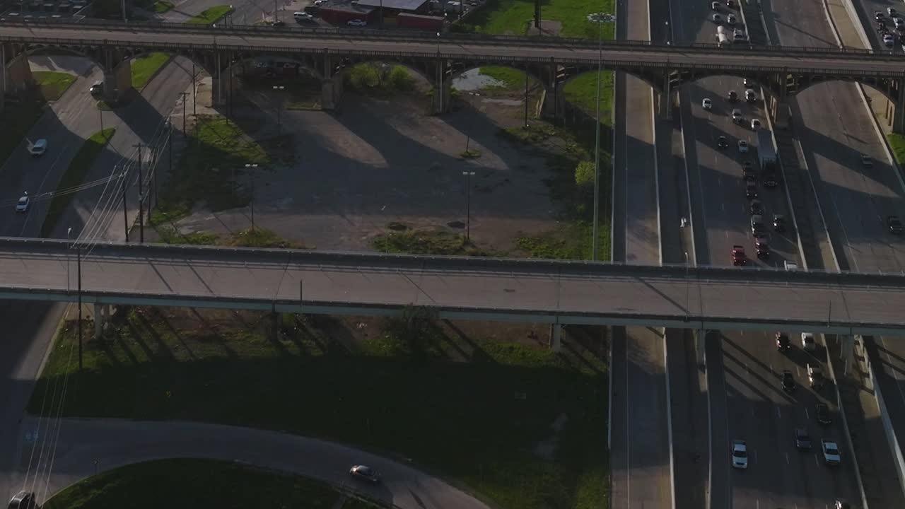 Vista aerea del traffico e delle strade nel centro di Dallas, Texas, durante il giorno